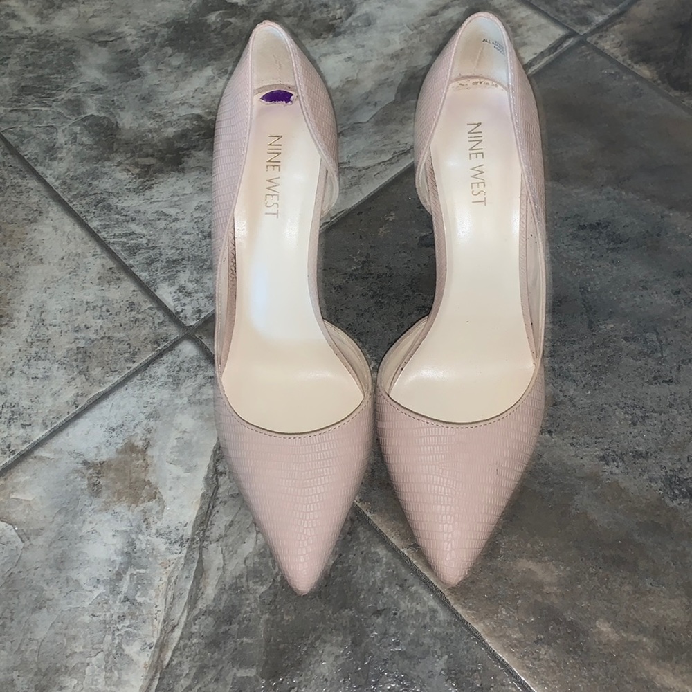 Nude pumps